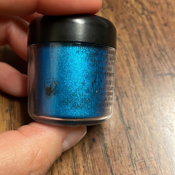 MAC pigment in Blue A83 - Picture 2 of 6